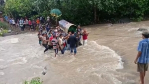 Gotong Jenazah Seberangi Sungai