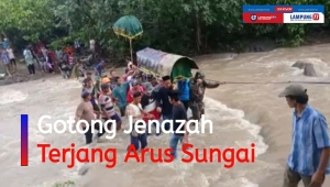 Gotong Jenazah Terjang Arus Sungai