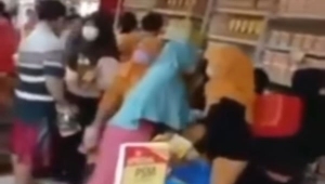 Viral Emak-emak Berebut Minyak Goreng