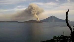 Gunung Anak Krakatau Erupsi