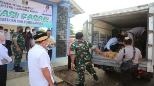 Operasi Pasar Minyak Goreng di Lampung Timur