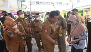 Operasi Pasar Minyak Goreng di Lampung Timur