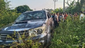 Ratusan Massa Kepung Pengendara Mobil Fortuner di Lampung Timur
