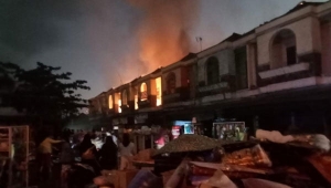 Kompleks Pertokoan Pasar Sukadana Lampung Timur Terbakar