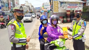 Tertib Berlalu Lintas Dapat Hadiah Minyak Goreng