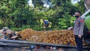 Truk muatan 8 ton minyak goreng kemasan terguling di Lampung