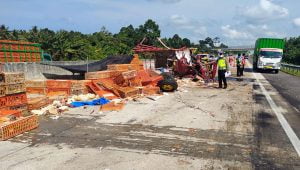Truk muatan ayam kecelakaan di Tol Bakauheni-Terbanggi Besar, Lampung