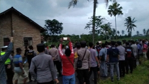 Warga Geruduk Rumah Terduga Pelaku Mutilasi di Lampung Timur