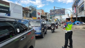 Kendaraan Pemudik Melintas di Jalinbar Pringsewu