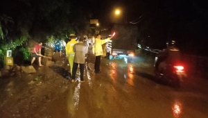Jalan longsor di Batu Keramat Tanggamus Lampung