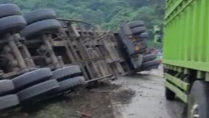 Kecelakaan Truk Trailer di Jalan Sutami Lampung