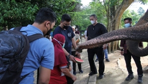 Bobby Nasution dan keluarga di Taman Wisata Lembah Hijau Lampung