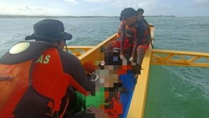 Kapal nelayan terbalik di Pesisir Barat Lampung