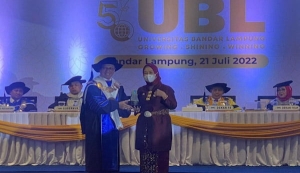 Anggota DPR Dwita Ria raih penghargaan UBL Award 2022