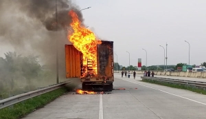 Truk terbakar di Tol Lampung