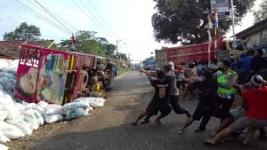 Truk terguling di Pringsewu, Lampung