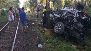 Mobil Pajero tertabrak kereta di Tegineneng, Pesawaran, Lampung
