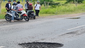 Jalan berlubang