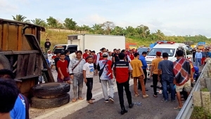 Kecelakaan mobil Toyota Fortuner dan truk di Tol Bakauheni-Terbanggi Besar L:ampung