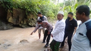 Mayat bayi tersangkut batu di Tanggamus Lampung