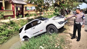Mobil Fortuner Nyemplung ke Saluran Irigasi