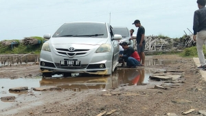 Jalan menuju wisata Lampung Timur rusak parah