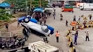 Evakuasi mobil tercebut laut di Pelabuhan Merak