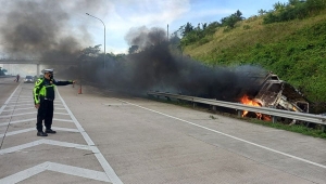 Truk tronton terbakar di Tol Bakauheni-Terbanggi Besar Lampung