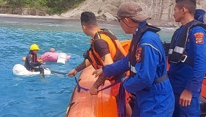Kapal nelayan pecah dihantam ombak di Pulau Sertung