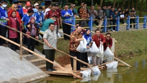 Ketua Komisi IV DPR Sudin tebar benih ikan dan tanam bibit lada perdu di Universitas Lampung dan UIN Raden Intan Lampung