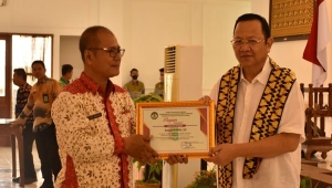 Ketua Komisi IV DPR, Sudin diberi penghargaan Bapak Penyuluhan Pertanian Pesawaran