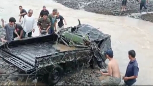 Mobil hanyut terseret banjir bandang di Tanggamus