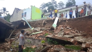 Rumah warga Tanggamus ambruk tergerus longsor