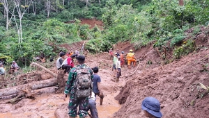 Longsor di Banjit Way Kanan Lampung