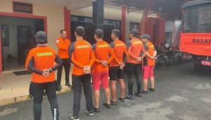 Mobil hanyut terbawa banjir