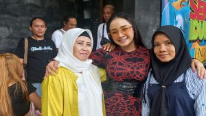 Pengunjung Lembah Hijau Lampung foto bareng Findi Artika