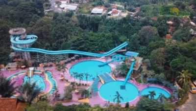 Wahana waterboom di Taman Wisata Lembah Hijau Lampung
