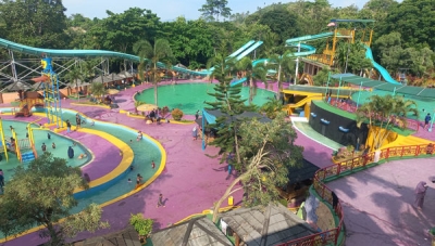 Bagi Anda yang ingin seru-seruan bermain wahana air, di Taman Wisata Lembah Hijau Lampung ini juga ada wahana waterboom yang dilengkapi dengan sejumlah kolam renang dan permainan air.