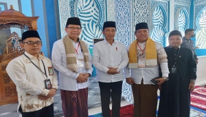 Presiden Jokowi Salat Jumat di Masjid Airan Raya Lampung