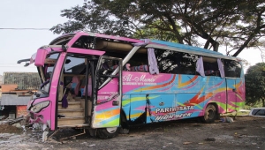 Kecelakaan Bus Vs Grandmax di Pringsewu