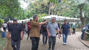 Komisaris Lembah Hijau Lampung M Irwan Nasution memandu Wali Kota Tangsel Benyamin Davnie