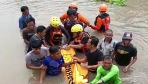 Mobil jatuh ke irigasi