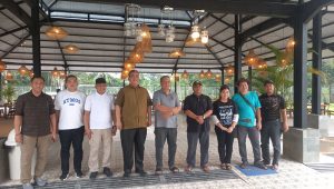 Wali Kota Tangsel Benyamin Davnie berfoto bersama di Resto Taman Wisata dan Taman Satwa Lembah Hijau Lampung