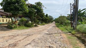 Jalan rusak di Gunung Langgar