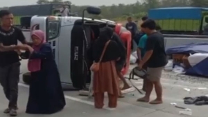 Kecelakaan mobil terbalik di Tol Lampung