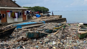 Kondisi terkini Pantai Sukaraja Bandar Lampung. Tampak daerah pesisir ini masih dipenuhi sampah. (Foto: Akbar/Erico)