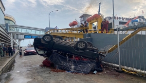 Mobil pickup timpa sedan di Bakauheni