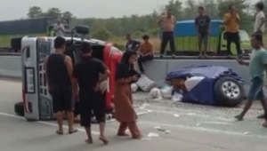 Mobil Terbalik di Tol Lampung