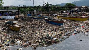 Pantai Sukaraja Bandar Lampung masih dipenuhi sampah