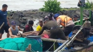 Perahu nelayan terbalik dihantam ombak di Lampung Timur